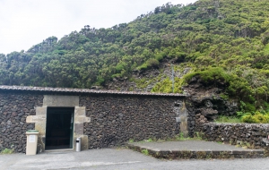 Algar do Carvao, sehr große Lavahöhle mit sichtbarem Kraterausblick, und Kratersee am Grund. , Terceira