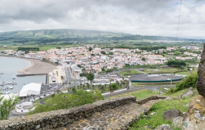 Ausblick von einem Monument auf Praia da Vitoria auf Terceira
