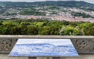 Monte Brasil über Angra do Heroismo mit Blick auf die Stadt auf Terceira