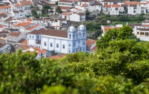 Monte Brasil über Angra do Heroismo mit Blick auf die Stadt auf Terceira